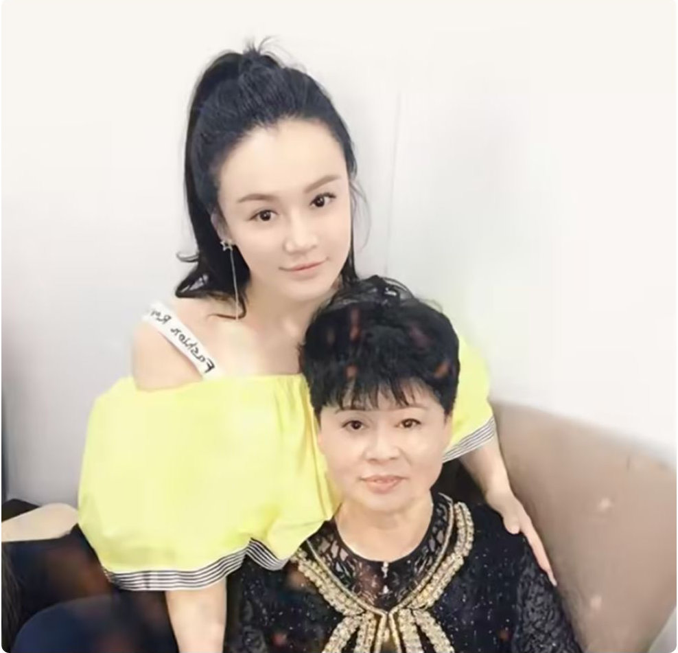 她是冉莹颖母亲，辛苦供女儿读书考北大，没想到她婚后成家庭妇女 