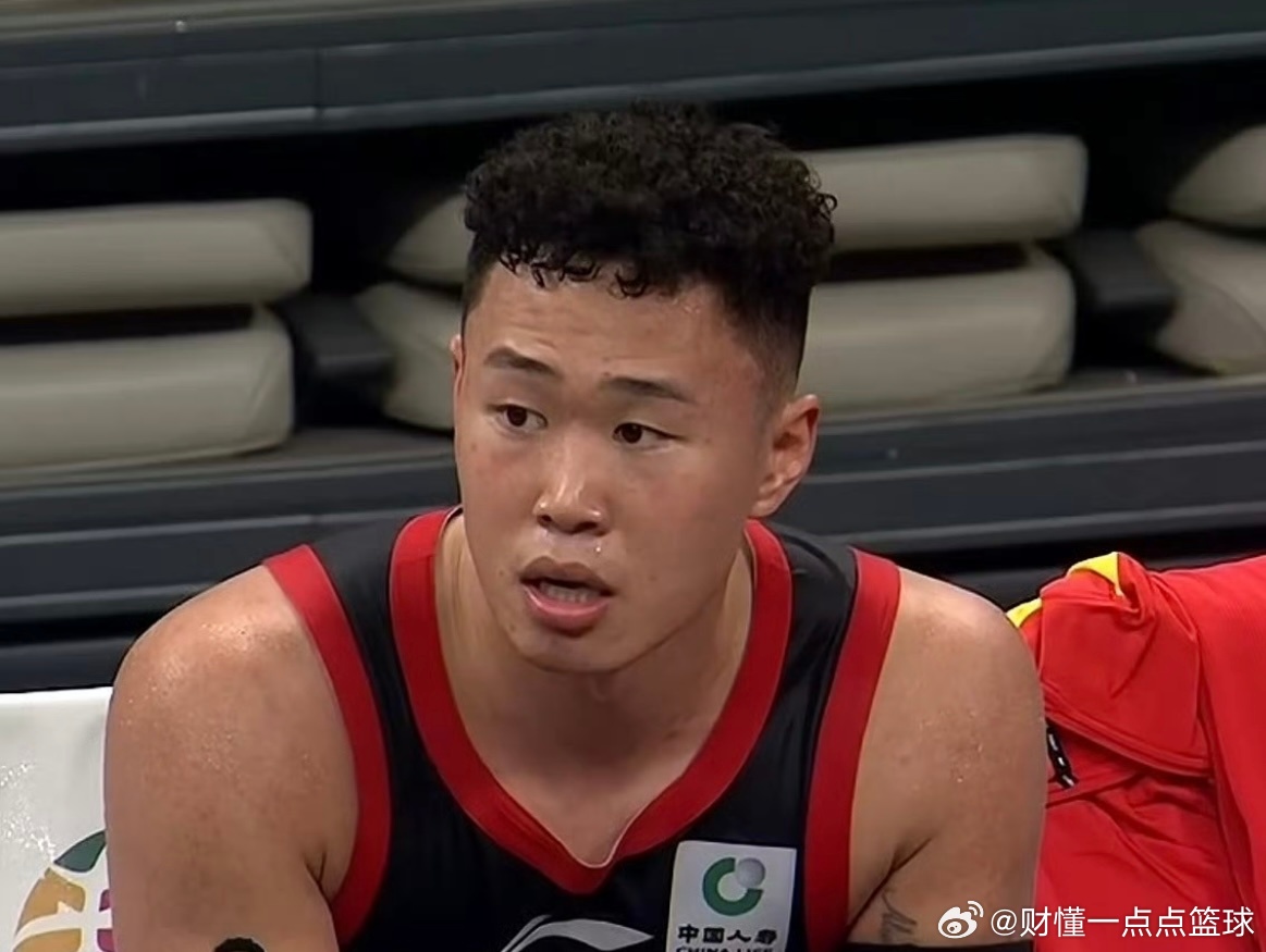 贺希宁32分封神！深圳101-97险胜新疆，豪取十连胜剑指联赛第三位！又一场30