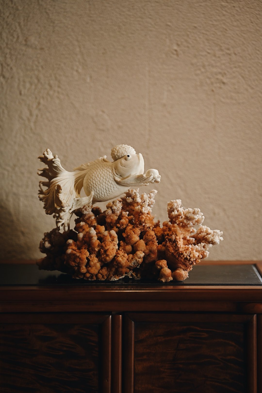 鹿角 | 金玉满堂 摆件整件选材讲究，质地温润，雕刻金鱼姿态优雅，鱼鳞细密，尾部