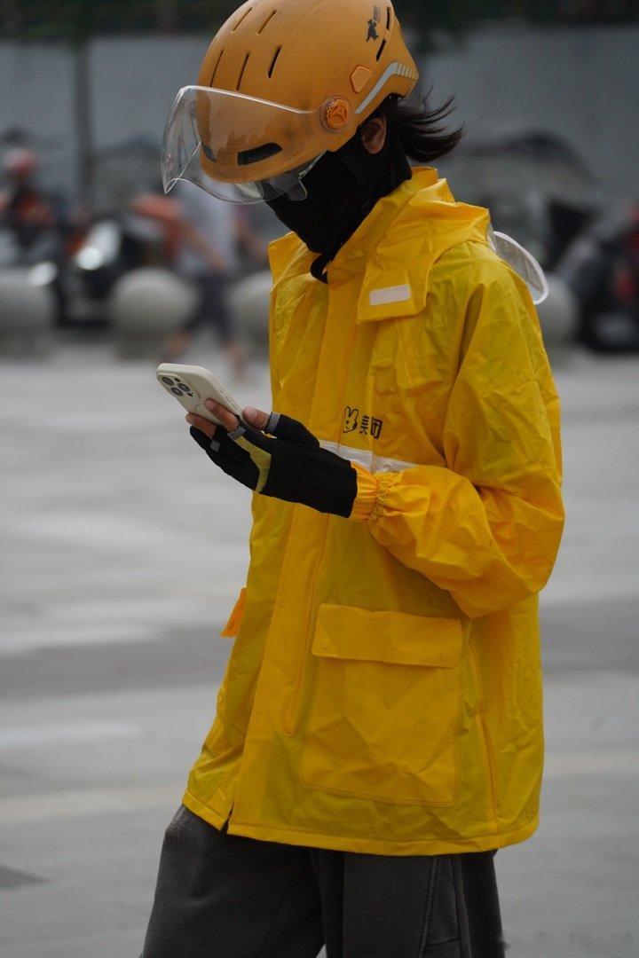胶质雨衣质感绝佳 