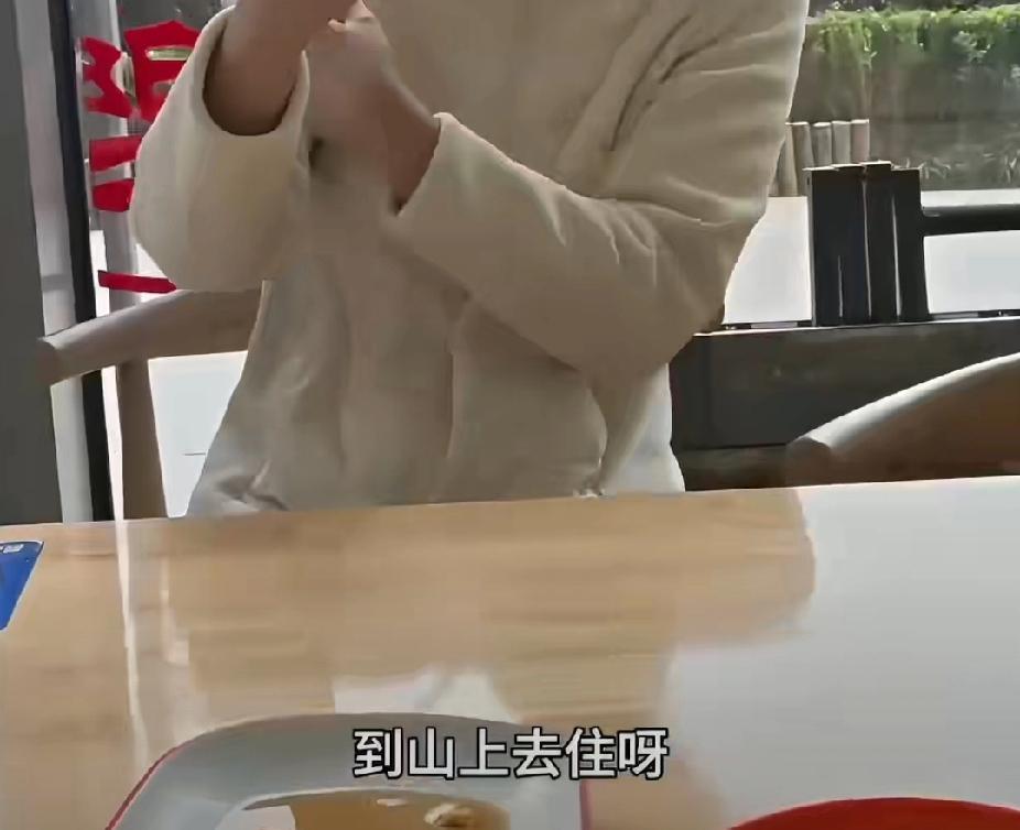 陕西西安一女子带小狗进入餐馆，由于小狗吠叫，一男子劝她管一管自己的狗，这下让女子