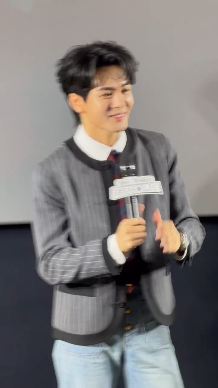 曾舜晞饭撒如奶油般化开了曾舜晞比心好专业专业比心选手曾舜晞上线！动作流畅又甜，眼