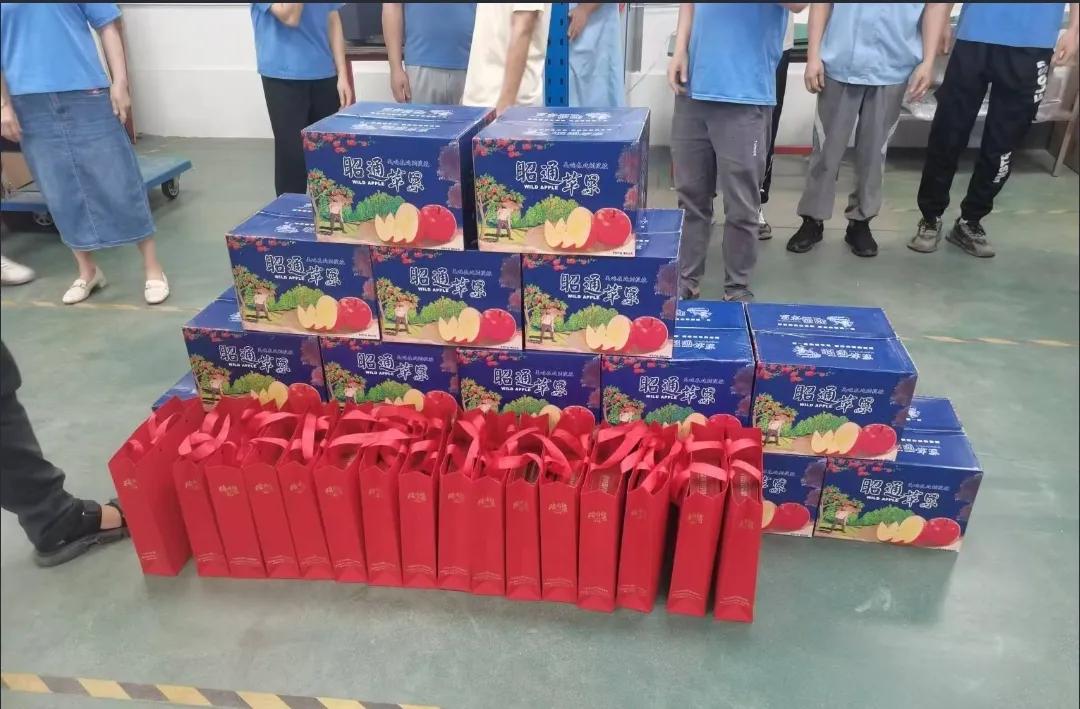 马上过中秋了，一家工厂给员工发福利，发了一兜苹果和六个月饼。然后被员工吐槽说老板