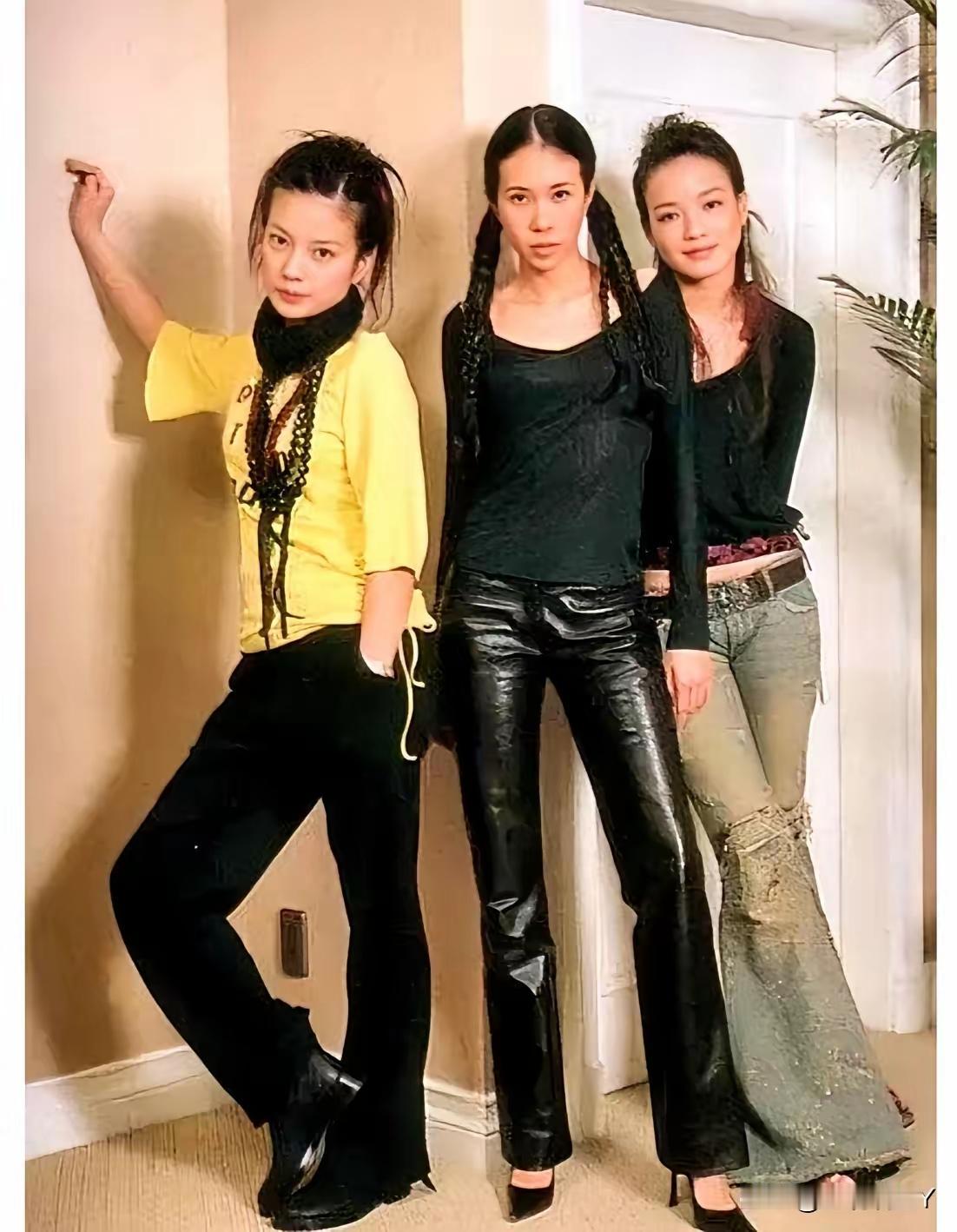 2001年香港那张赵薇、莫文蔚、舒淇同框的合影，真的绝了！那时赵薇和舒淇24岁，