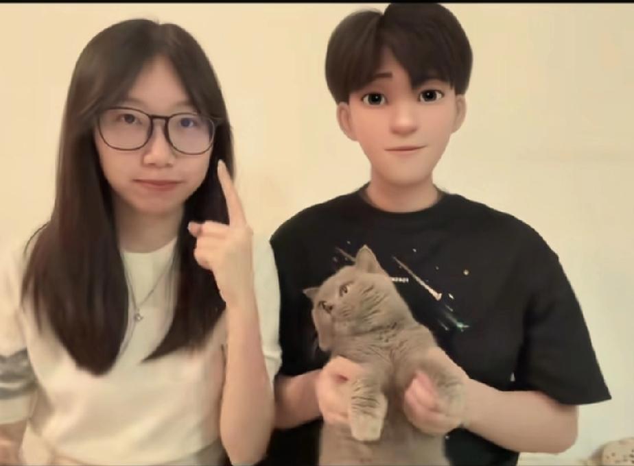 叶锐聪的姐姐确实交了男朋友。今天，她和男友一起拍摄了一组视频。视频里，她男友用贴