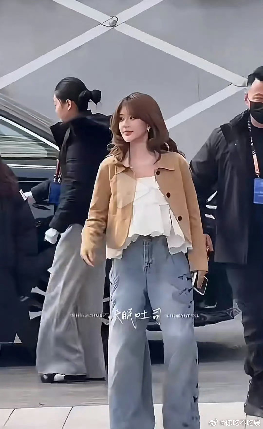 赵露思真的是个好奇怪的体态 