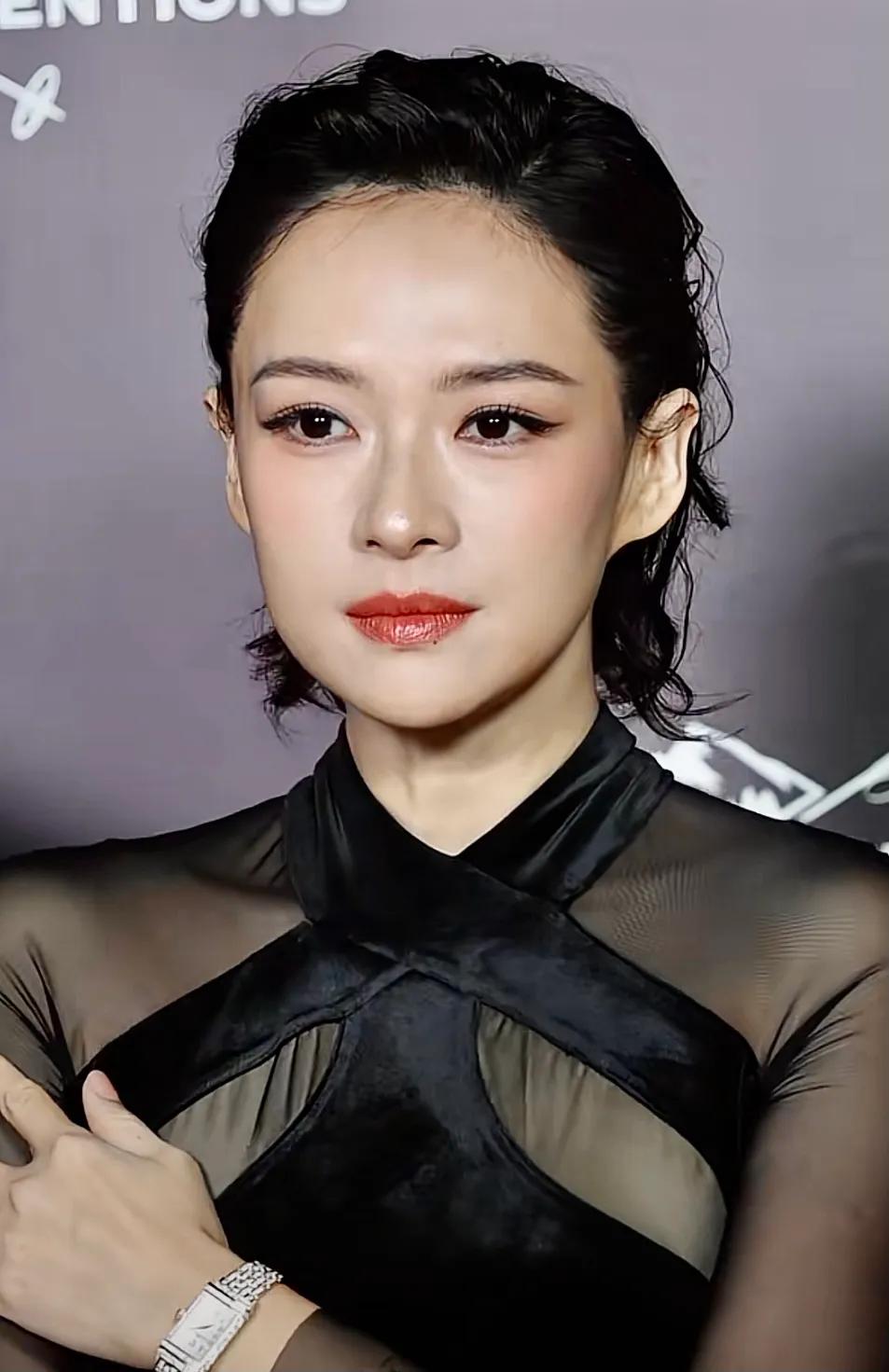 看到了刘晓庆的影子了。
基本没有章子怡的痕迹了，她怎么和以前完全不一样了，拉皮了