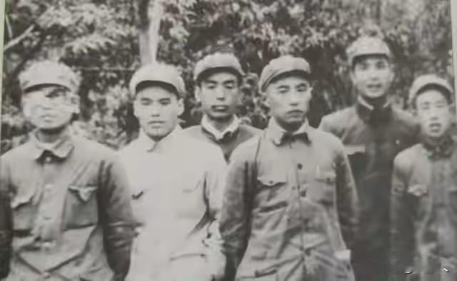1950年龙潭寺惨案！师政委朱向离遭土匪残忍虐杀，牺牲细节令人泪目
 
1950