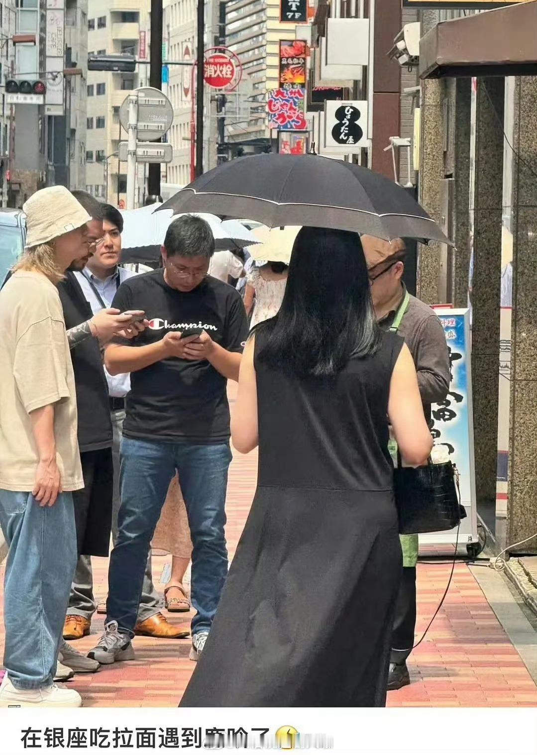 #网友吃拉面偶遇鹿晗# 哇哇哇哇哇没想到鹿晗又被偶遇了啊，生图镜头下的鹿晗状态也