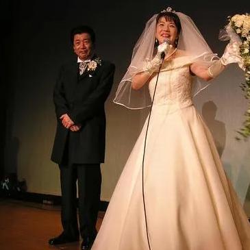 夫纲不振，堂堂七尺男儿，在男尊女卑的前提下山本拓改名为高市拓。
高市早苗的丈夫出