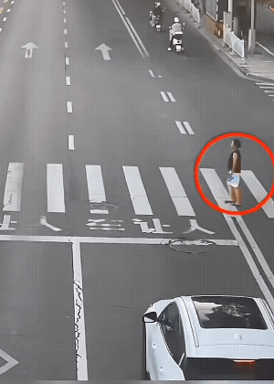 过马路，两边看，斑马线它不是自家的后花园。
其实，责任归属不重要，身上的疼可自己