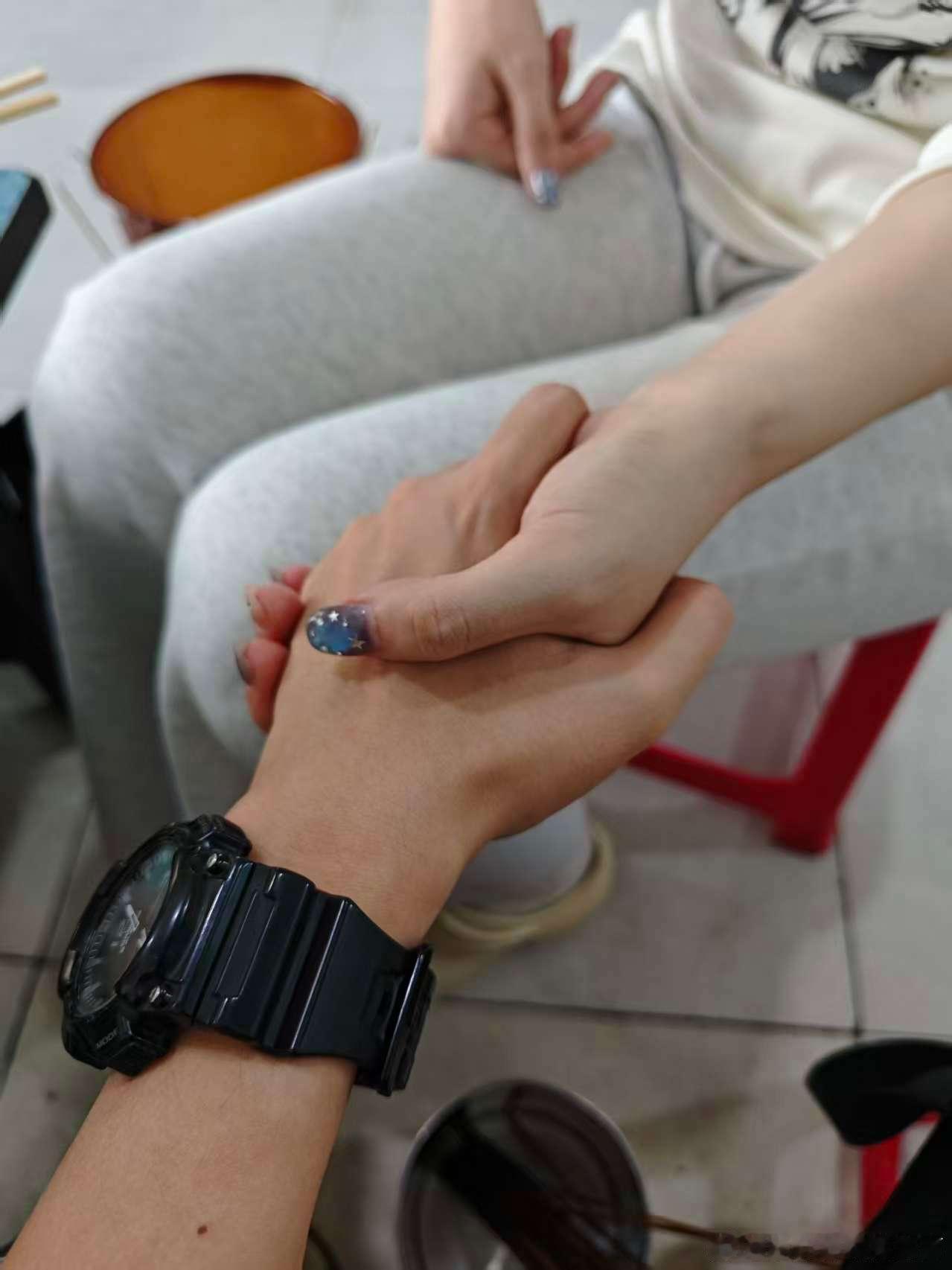 当我和很白的朋友握手 