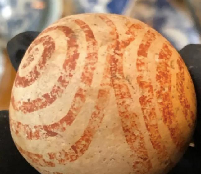 1975年，男子看电影时捡到了一个小圆球，拿回家里给孩子玩。

散场的人群踢起尘