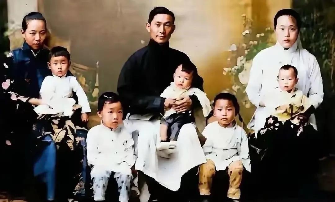 1915年，被困在北京的蔡锷与原配刘侠贞、侧室潘蕙英以及五个孩子的合影，看起来是