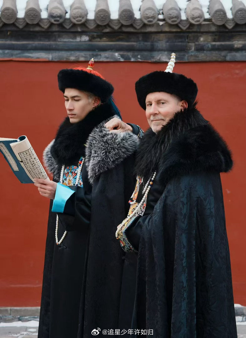 东北大鹅连米卡爸爸都没放过 米卡爸爸被大鹅追着咬手套那段，看着确实挺欢乐的。冰钓