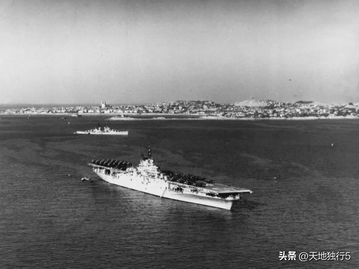 1948年11月，停泊在青岛的美国海军“塔拉瓦”号航母，1945年至1949年美