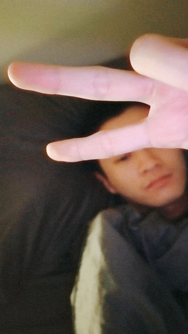 王勉重新定义出发图 别人是机场出发大片，王勉是“出发了但灵魂还在酒店”的真实写照