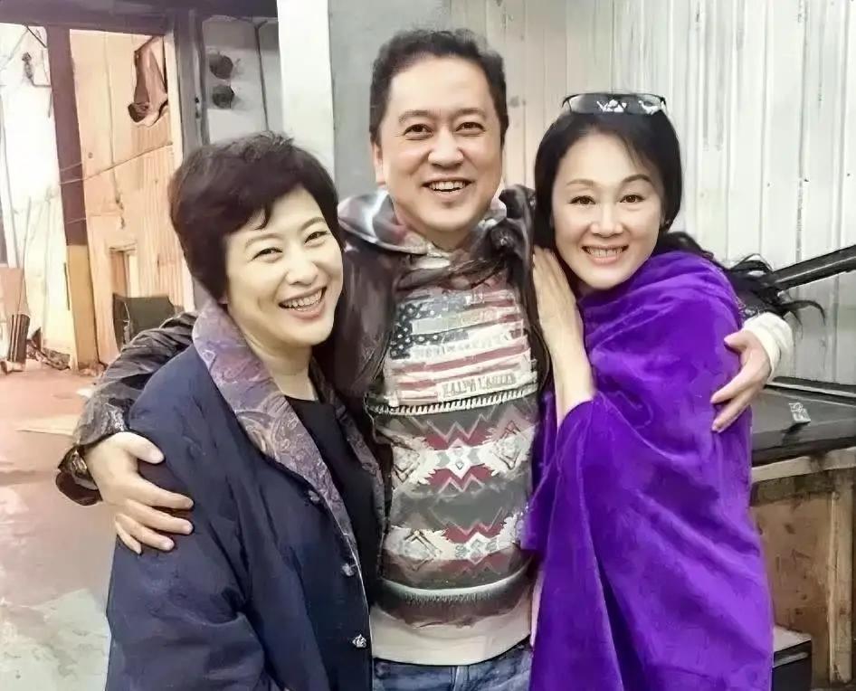 右边笑容甜美，长相出众，的是王姬，中间个子高高，成熟稳重的，是刘新。左边年长那位