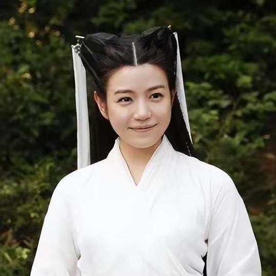 终于知道为啥都说陈妍希“姑姑”的鸡腿发型不好看了，原来是脸太圆了。明明都是“鸡腿