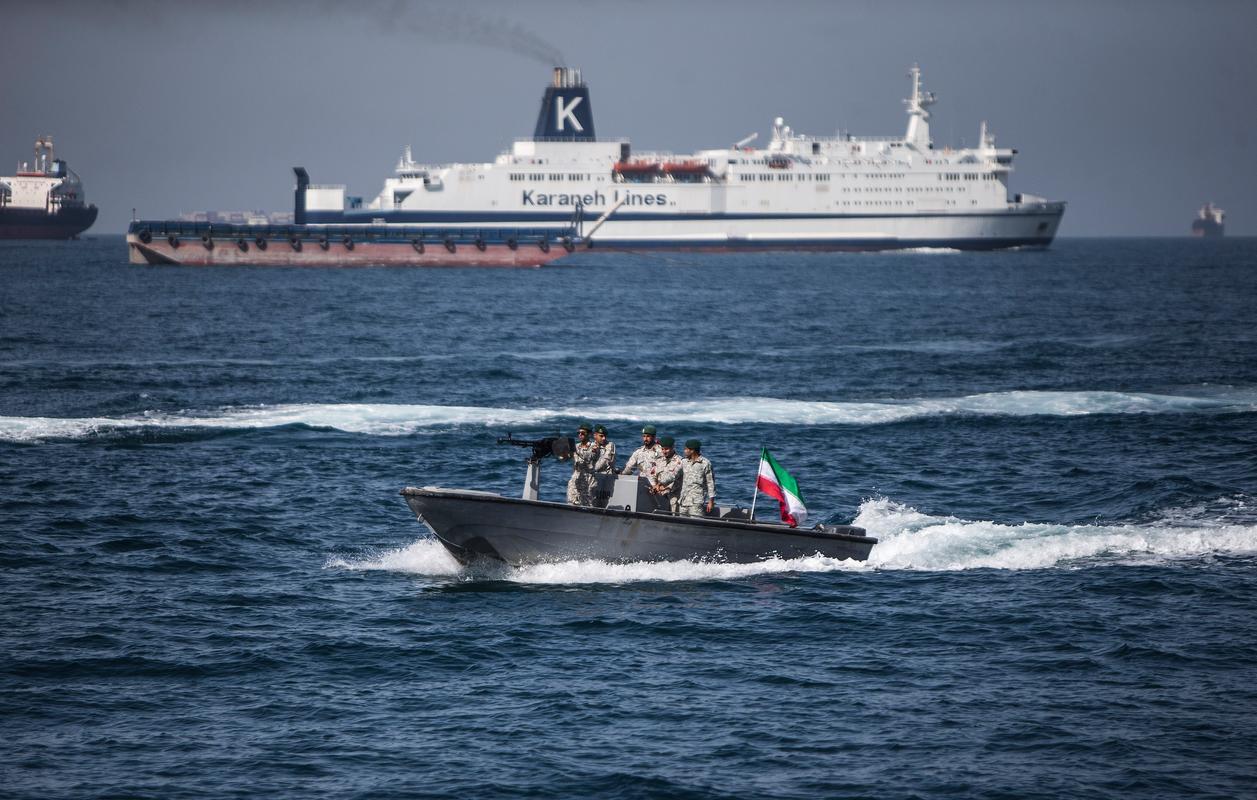 霍尔木兹海峡：石油命脉线
霍尔木兹海峡是波斯湾沿岸国家石油出口的唯一海上通道。
