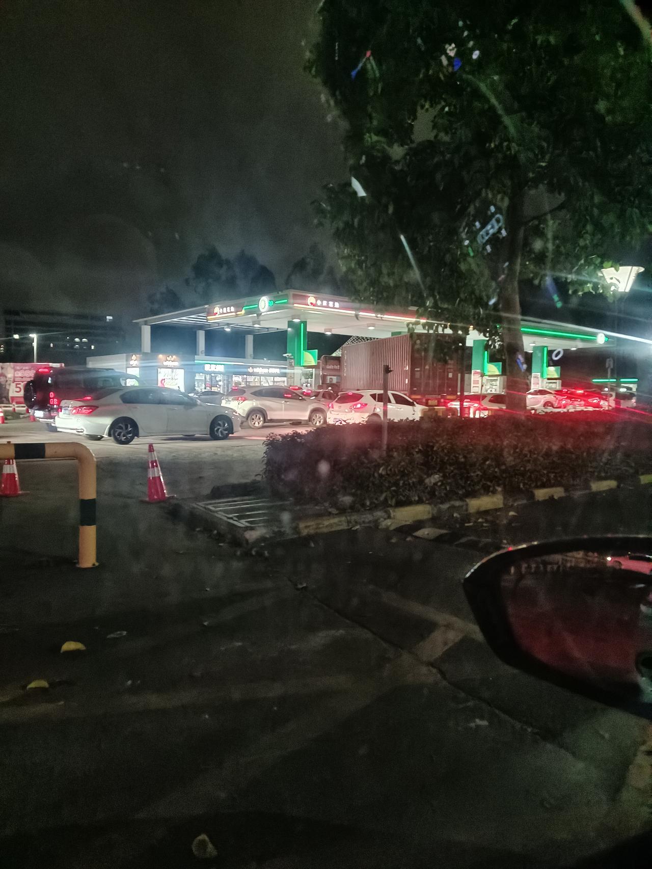 搞不懂，油价涨个几毛钱，至于排这么长对去加油不，一箱油也就多花个20块吧，排队排