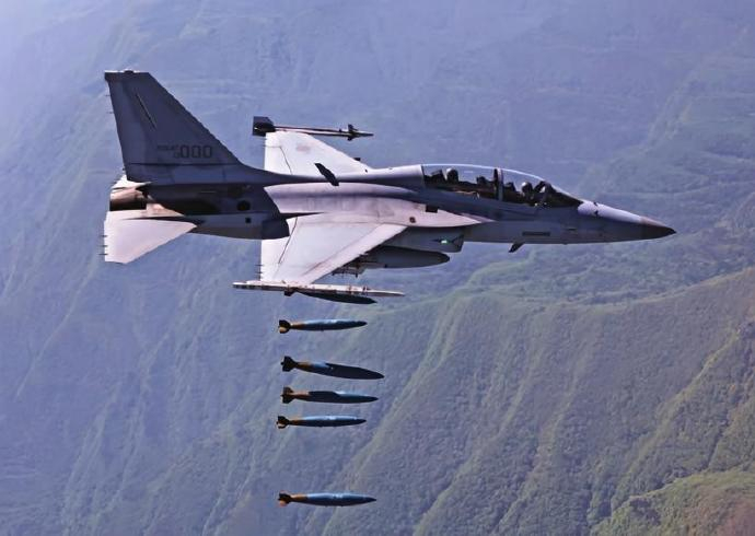 每天认识一件兵器 韩国FA-50攻击机机身长度：13米机身高度：4.94米翼展：