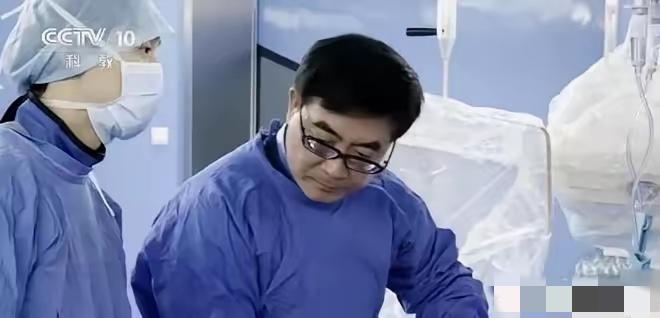 2016年，上海中山医院顶尖心内科主任葛均波，为一位19岁的少女做心脏手术时，竟