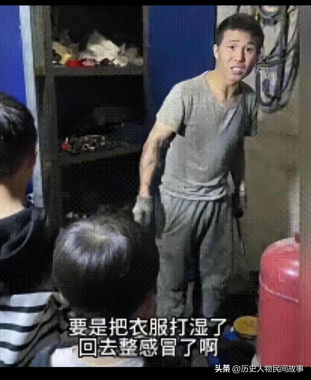 暴雨深夜修车铺的温柔双向奔赴
 
夜里九点，滂沱大雨砸得路面水花四溅，家里的男人