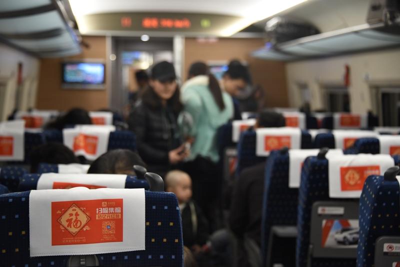 每年集卡领红包活动都像一场全民狂欢。就说集福卡吧，大家到处扫福、沾福气，忙得不亦