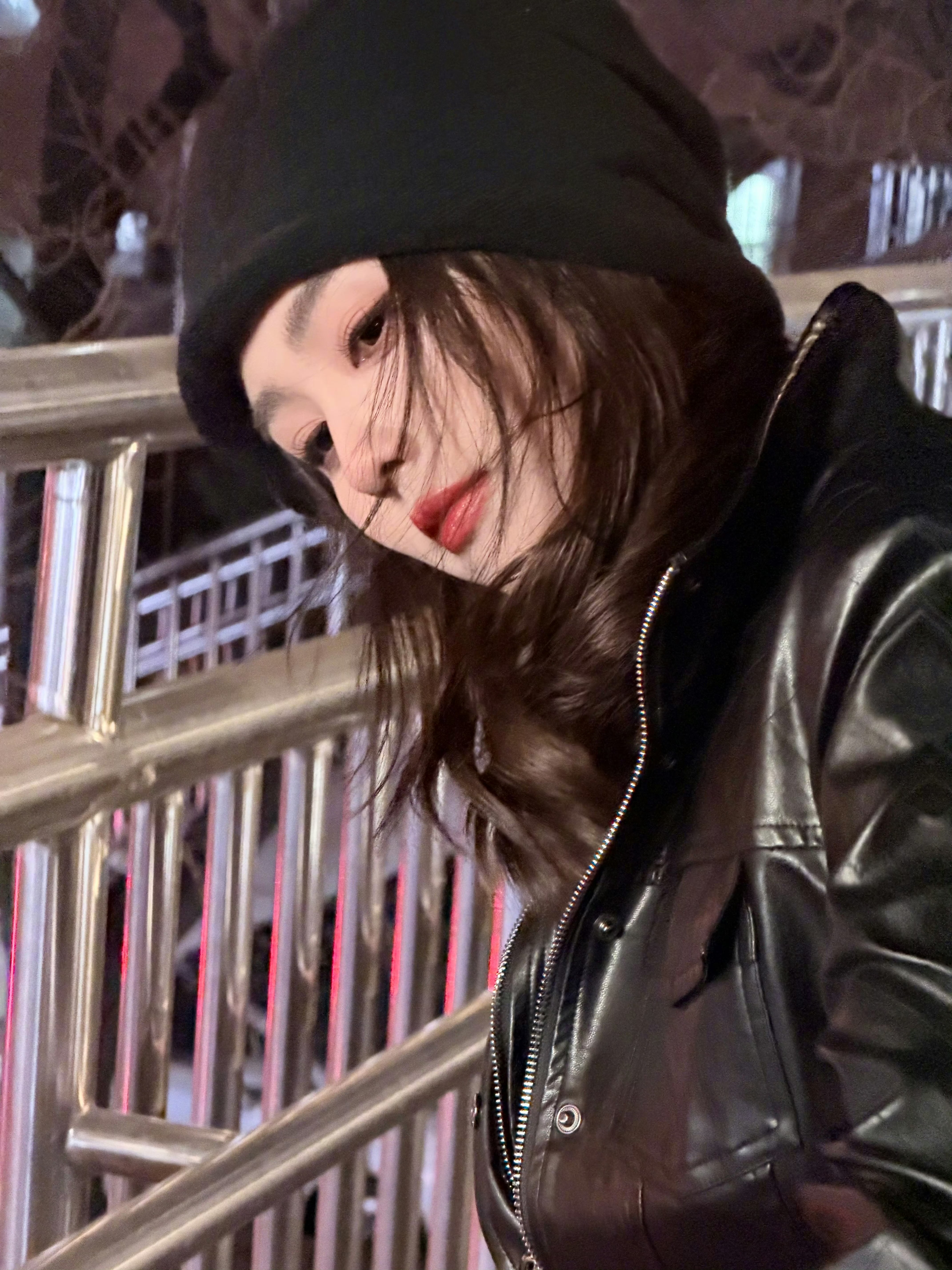 宋雨琦说喜欢白鹿李佩仪妆造白鹿黑皮衣冷帽look 更新照片！这组黑皮衣冷帽loo