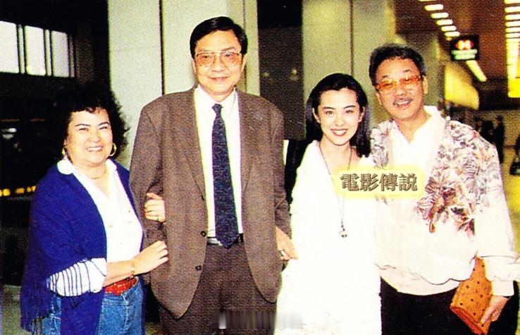 #電影傳說扫描# 1990年，#王祖贤# 与父母以及Willie的合影。顺祝天下