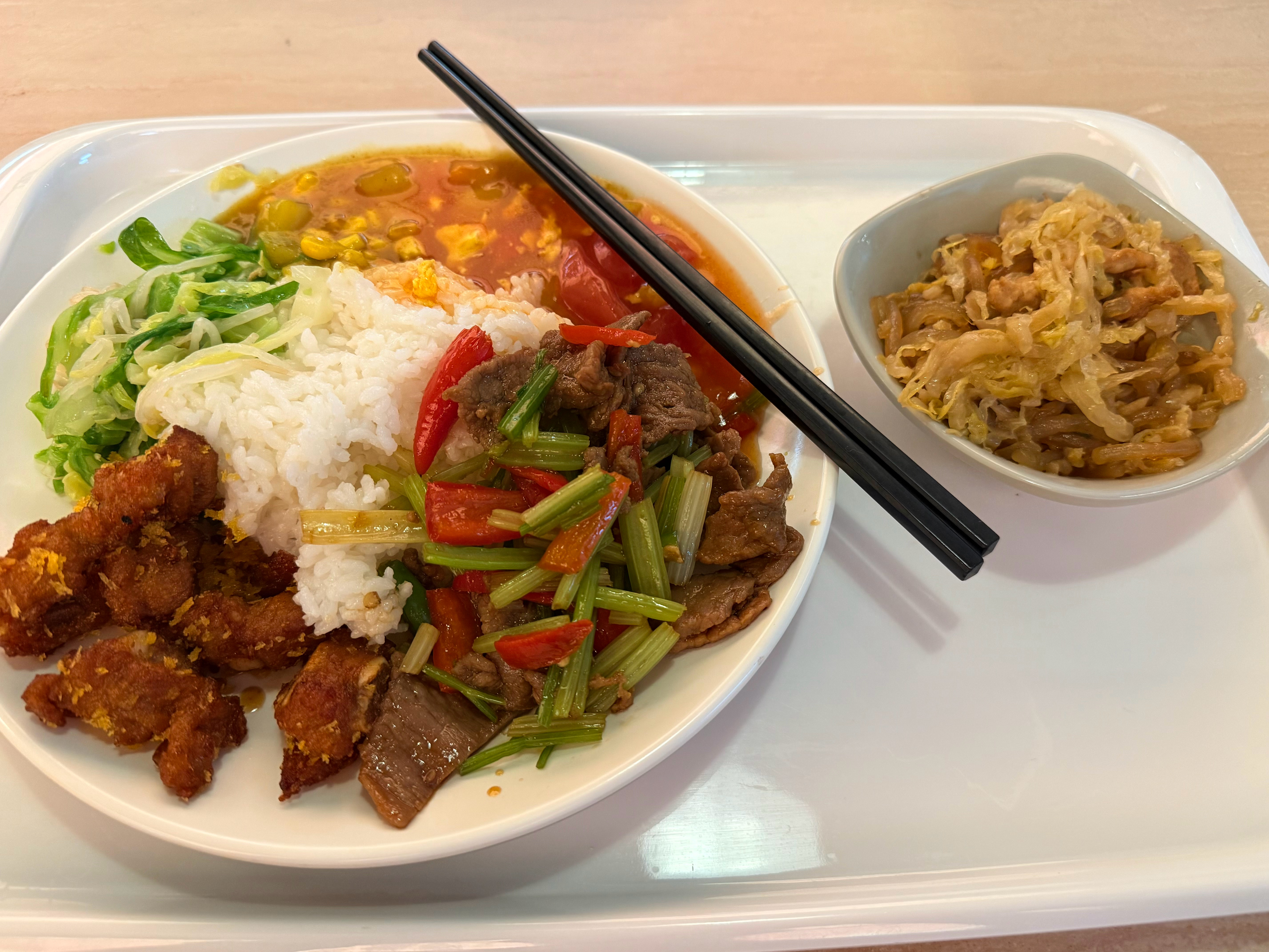 饭点来腾讯解说的好处就是，可以顺便吃个食堂[馋嘴] 这回不能有人说我吃得多了吧。