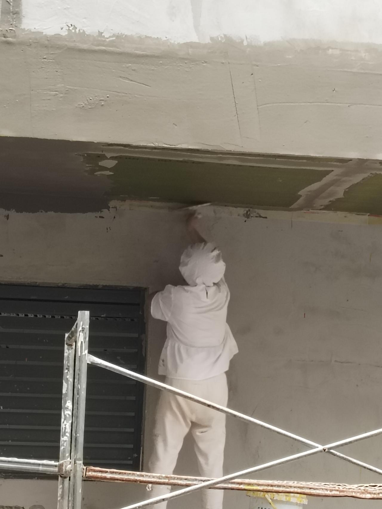 今天在汉口大智路一号轻轨旁的一个公共厕所维修现场，看到一个女泥瓦匠往墙上抹灰浆，