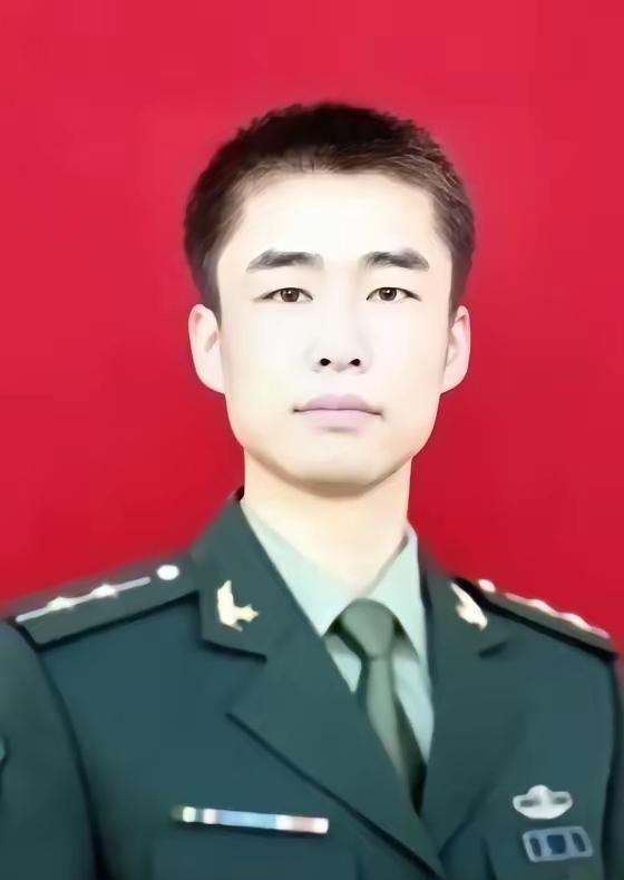 2012年，山东一名军人请假回家，但迟迟不见归队，上级领导打过去电话询问，三岁的