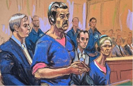 马杜罗夫妇再次出庭，面部消瘦，礼貌地微笑着向他的团队打招呼
 
美媒报道，被美国