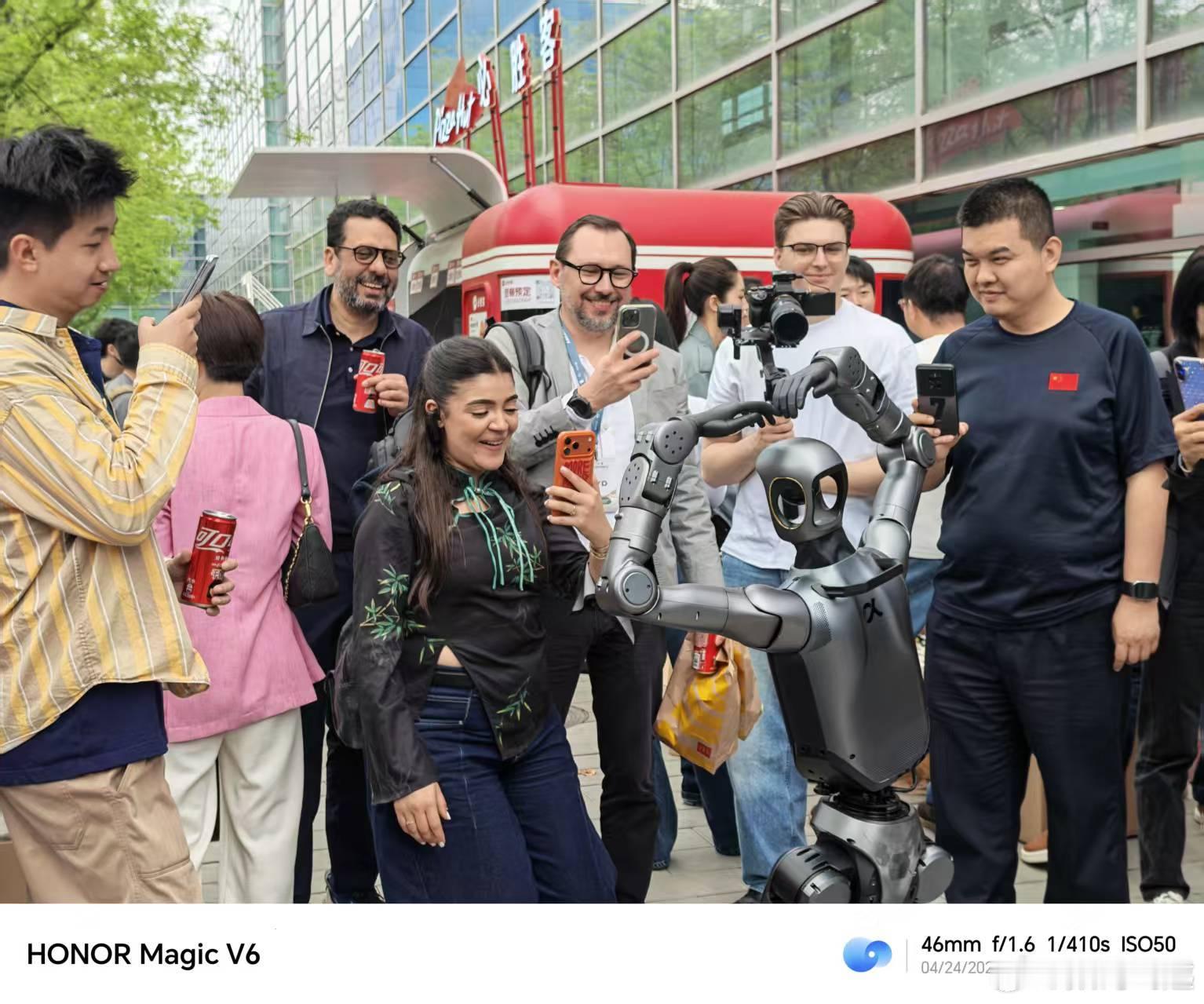 荣耀机器人闪电又亮相北京车展了，真的是流量明星机器人呀！ 