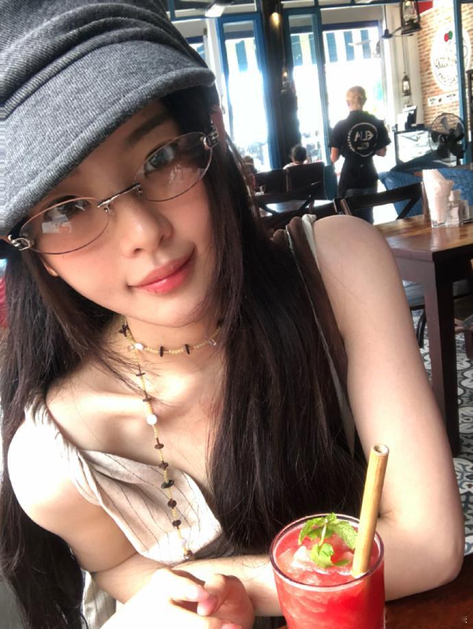 杨超越ccd的神杨超越运动后素颜照杨超越ccd的神真的是美到我了呀，运动后的素颜