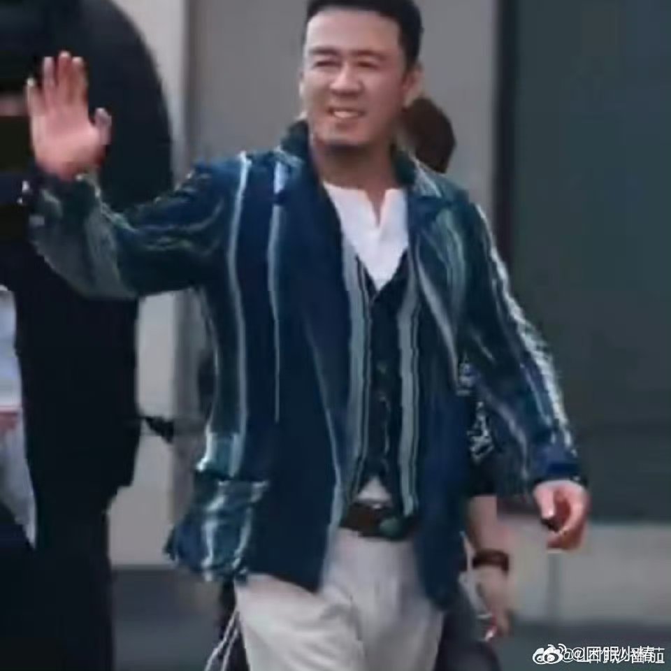 52岁的杨坤头一次饭撒杨坤老师真是不像这个年纪的，太有活力了！坤哥永远走在时尚的