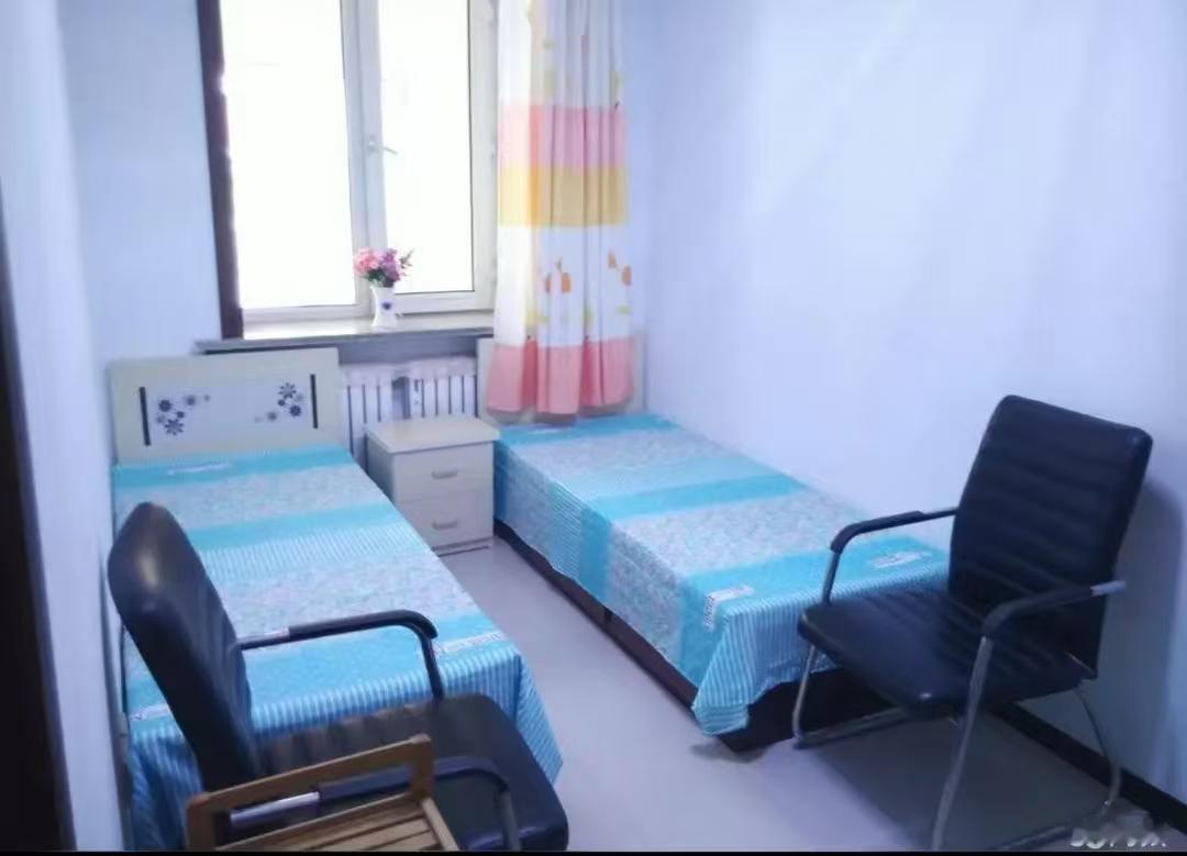 没想到家庭式养老这么受欢迎，我一个同事已经开了3家这样的养老院了，每个养老院都供