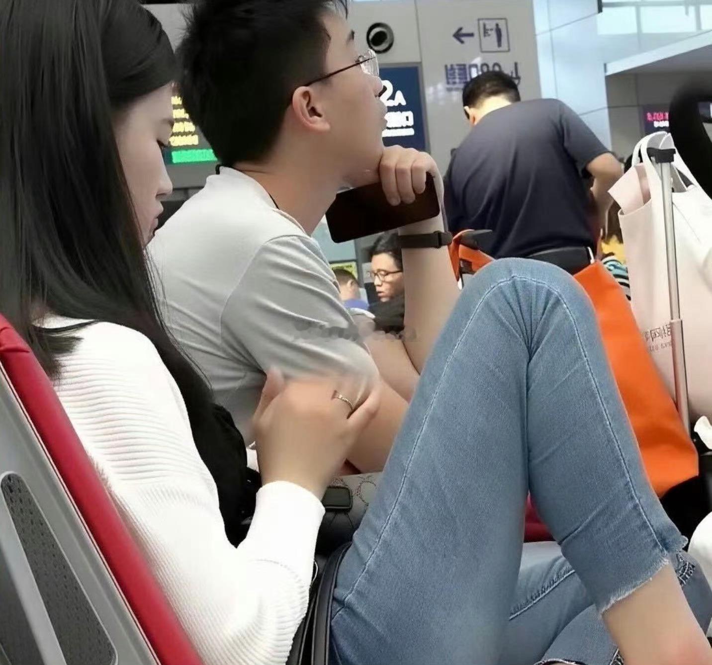其实很多男生不容易找到女朋友的原因是：缺乏自信，就像这个男生，都只敢偷瞄 ​​​
