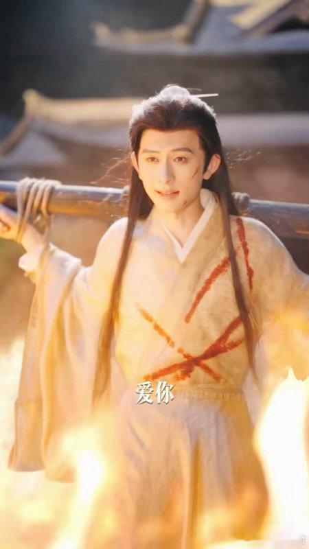 她似日光开播陈添祥演绎前世守护佳人的玄珩，今生化身温柔总裁，侯呈玥跨饰两世角色，