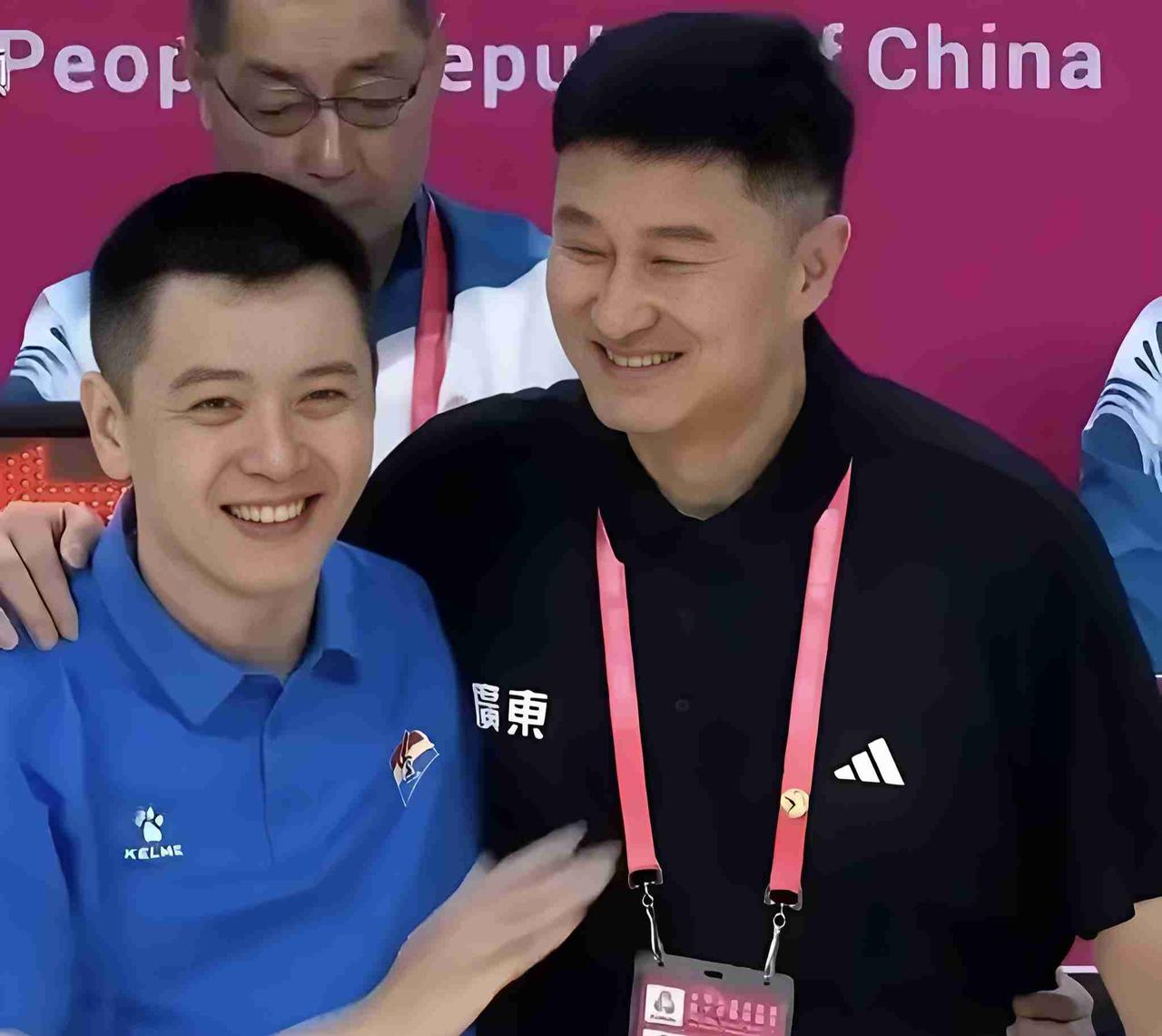 杨鸣和杜锋合影，是朋友也是对手！广东宏远和辽宁本钢上演了很多场辽粤大战，杜锋和杨