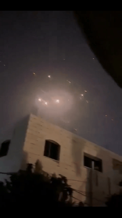 伊朗导弹继续打击特拉维夫，既有高爆弹头，也有集束弹头抛撒的大量子弹药。被炸之后的