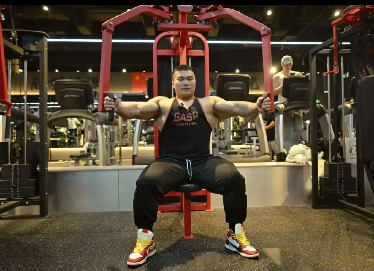 才刷到一个健美圈噩耗:30岁健美冠军王昆，由于心源性猝死才30岁，太年轻了，真是