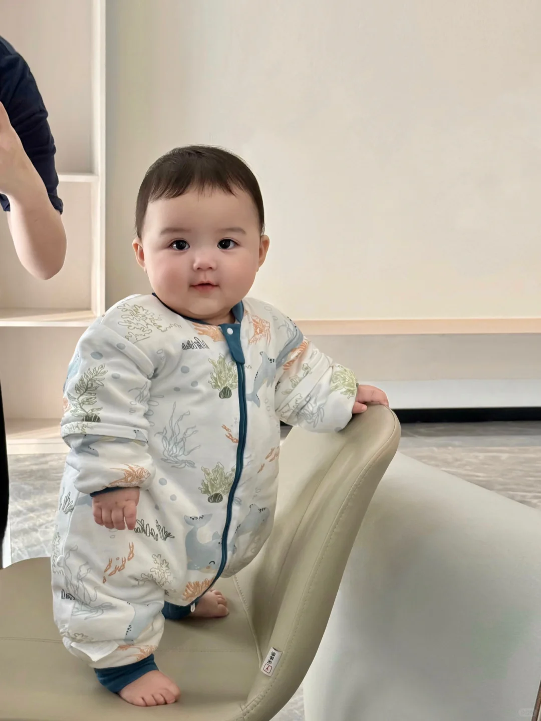 好喜欢我的胖宝宝，真像一个小手办呀～