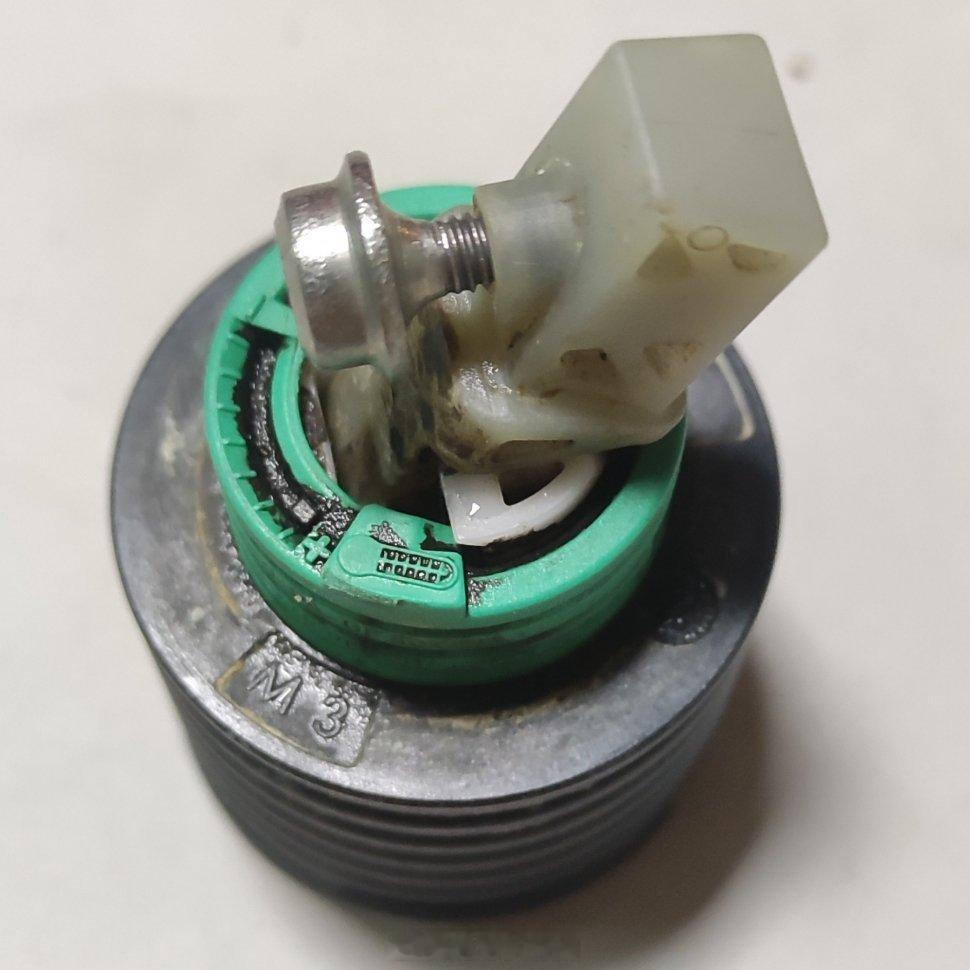 家里厨房水龙头关不严有一阵了，终于不忍了拆开看看有没有救。把阀门芯泡热水里，晃悠