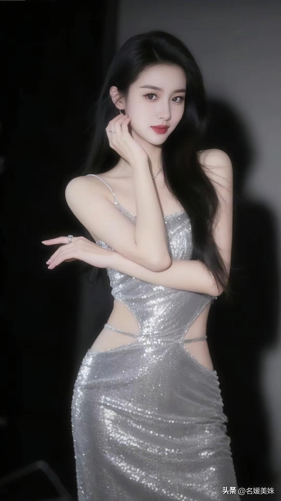 世界上凡是人群聚集的地方，
谈论的话题无外乎三个：
拐弯抹脚的炫耀自己；
添油加