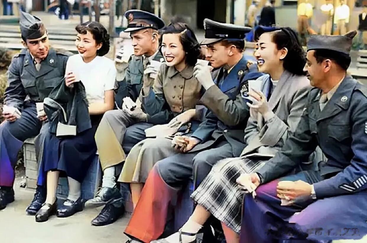 1946年，在日本街头，几名驻日美军正在和他们的日本情人们约会，此时的日本因为战