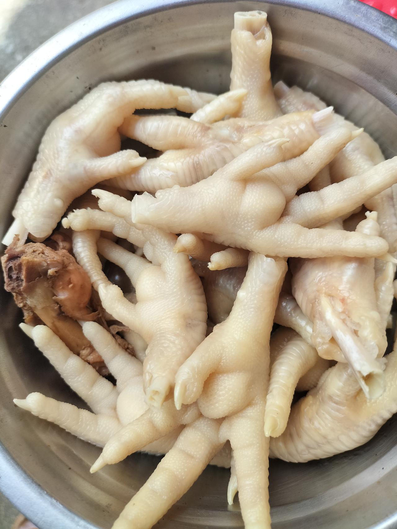 20元一斤的冰冻鸡脚，这一碗17元钱，可惜一个都吃不了啦！没有放冰箱里都臭了，我
