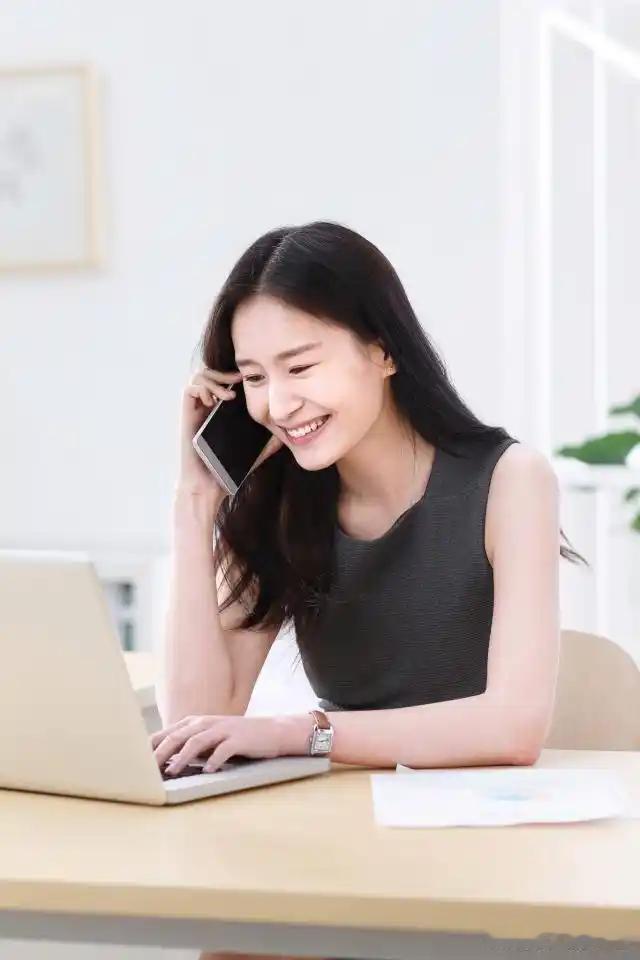 微信打电话与手机打电话差异明显。
        网络信号上，微信打电话依赖网络